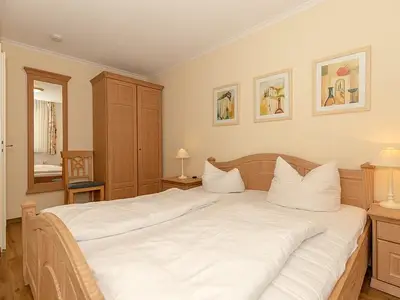 Schlafzimmer mit Doppelbett