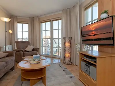 Wohn-Essbereich mit Couch und Flatscreen-TV