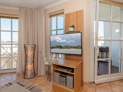Wohn-Essbereich mit Couch und Flatscreen-TV
