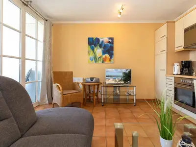 Wohn-Essbereich mit Couch und Flatscreen-TV