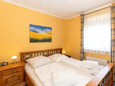 Schlafzimmer mit Doppelbett