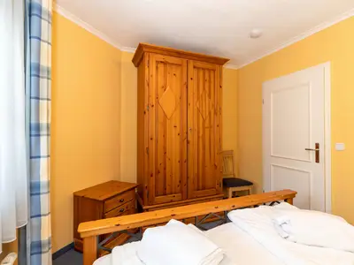 Schlafzimmer mit Doppelbett und Kleiderschrank