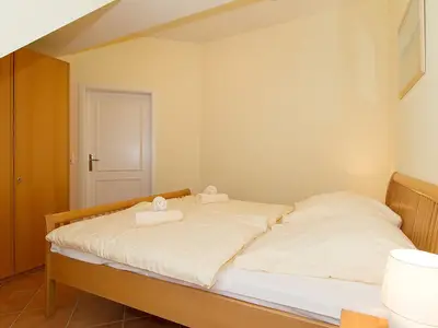 Schlafzimmer mit Doppelbett