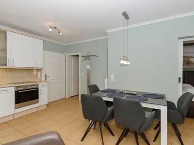 Küchenzeile mit Esstisch und Sitzgelegenheit