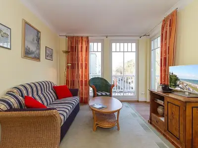 Wohn-Essbereich mit Couch und Flatscreen-TV