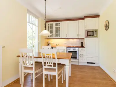 Küchenzeile mit Esstisch und Sitzgelegenheit