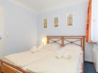 Schlafzimmer mit Doppelbett