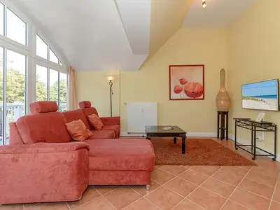 Wohn-Essbereich mit Couch und Flatscreen-TV