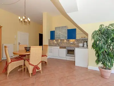 Wohn-Essbereich mit Küchenzeile und Esstisch