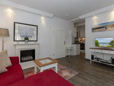 Wohn-Essbereich mit Couch und Flatscreen-TV Wohn-Essbereich mit Couch und Flatscreen-TV