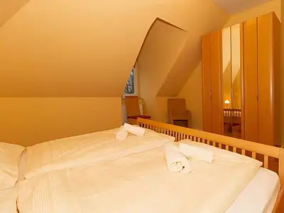 Schlafzimmer mit Doppelbett