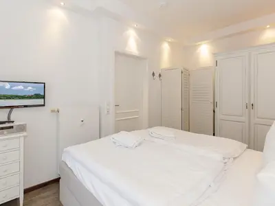 Schlafzimmer mit Doppelbett und Flatscreen TV Schlafzimmer mit Doppelbett und Flatscreen TV