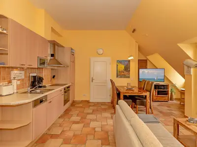 Wohn-Essbereich mit Couch und Küchenzeile