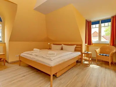 Schlafzimmer mit Doppelbett