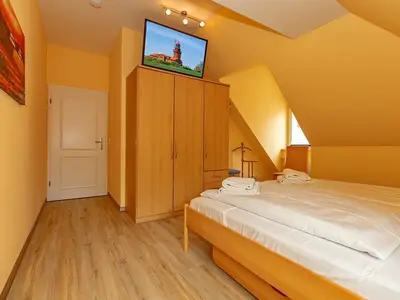 Schlafzimmer mit Doppelbett und Kleiderschrank