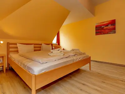 Schlafzimmer mit Doppelbett