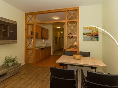 Wohn-Essbereich mit Esstisch, Sitzgelegenheit und Küchenzeile