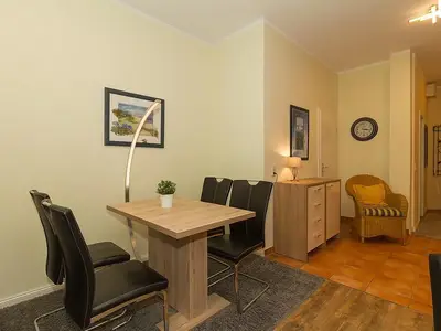 Wohn-Essbereich mit Esstisch und Sitzgelegenheit