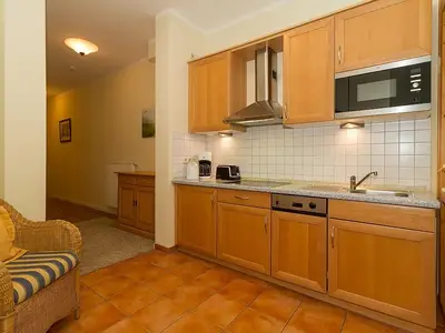 Küchenzeile mit Esstisch und Sitzgelegenheit