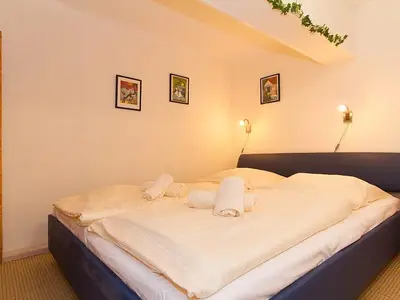 Schlafzimmer mit Doppelbett