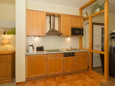 Küchenzeile mit Mikrowelle