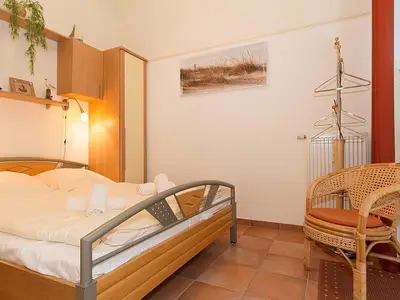 Schlafzimmer mit Doppelbett