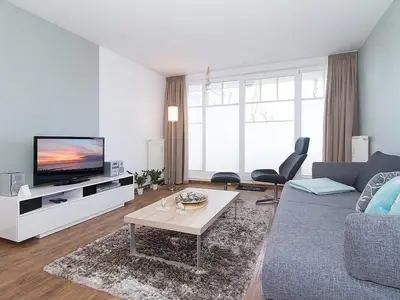 Wohn-Essbereich mit Couch und Flatscreen-TV