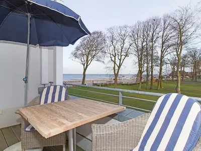 Balkon mit Gartenmöbeln