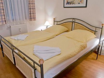 Schlafzimmer mit Doppelbett