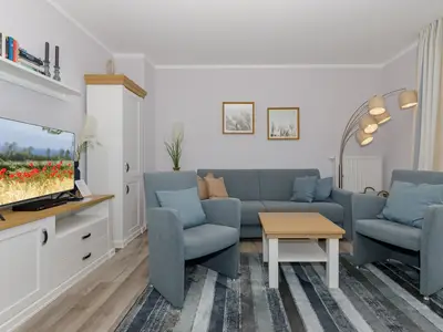 Wohn-Essbereich mit Couch und Flatscreen-TV