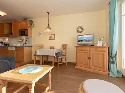 Wohn-Essbereich mit Couch und Flatscreen-TV