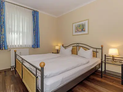 Schlafzimmer mit Doppelbett
