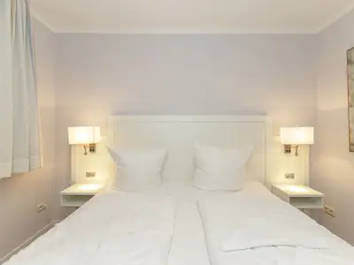 Schlafzimmer mit Doppelbett