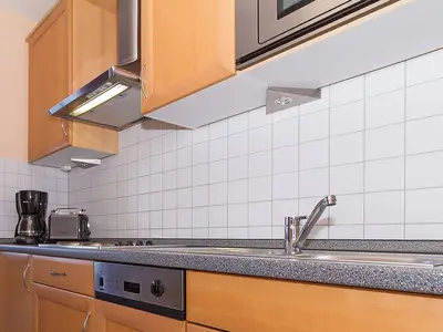 Küchenzeile mit Mikrowelle