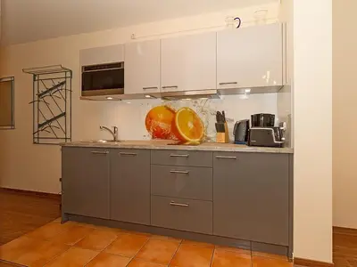 Küchenzeile mit Backofen
