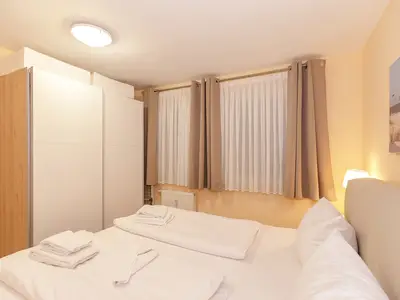 Schlafzimmer mit Doppelbett