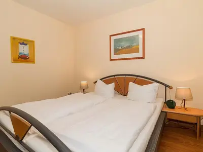 Schlafzimmer mit Doppelbett