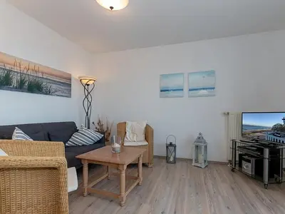 Wohn-Essbereich mit Couch und Flatscreen-TV