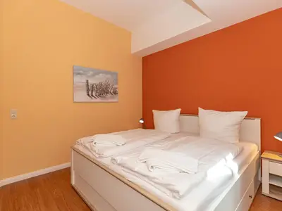 Schlafzimmer mit Doppelbett