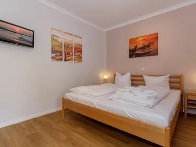 Schlafzimmer mit Doppelbett