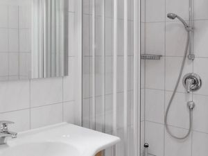 Badezimmer mit Dusche