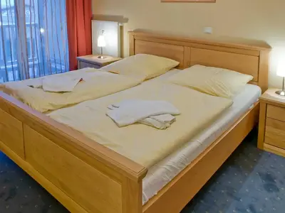 Schlafzimmer mit Doppelbett