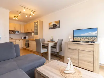 Wohn-Essbereich mit Couch und Flatscreen-TV