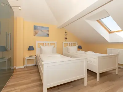 Schlafzimmer mit zwei Einzelbetten