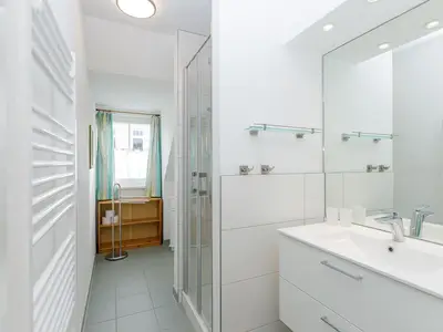 Badezimmer mit Waschtisch