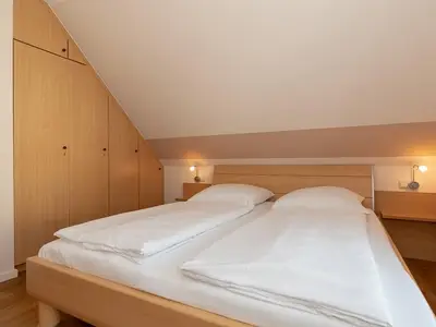 Schlafzimmer mit Doppelbett