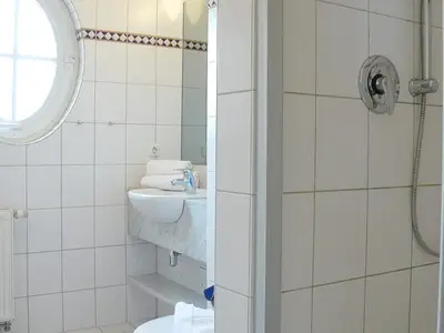 Badezimmer mit Dusche
