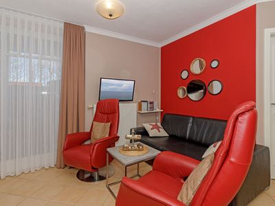 Wohn-Essbereich mit Couch und Sitzgelegenheit