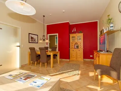 Wohn-Essbereich mit Couch und Esstisch