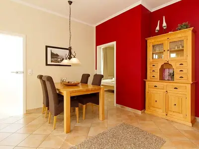 Wohn-Essbereich mit Esstisch und Sitzgelegenheit